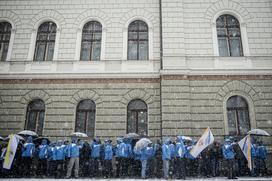 protest policistov pred vlado