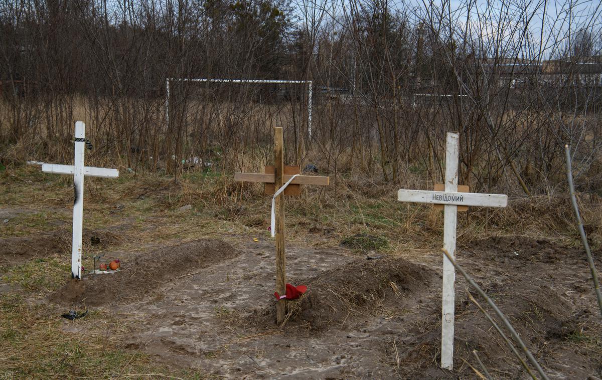 Buča | V Buči so ruski vojaki po navedbah očividcev in ukrajinskih ter mednarodnih obveščevalcev ubili več sto civilistov in jih pokopali v množična grobišča. Večina umrlih se je pred Rusi več tednov skrivala v kleteh.  | Foto Reuters