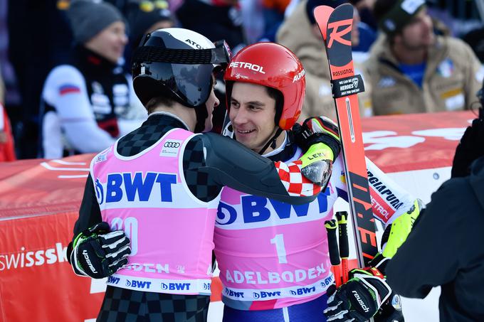 Vesel je, da mu je sosed Filip Zubčić delal družbo na stopničkah. | Foto: Getty Images