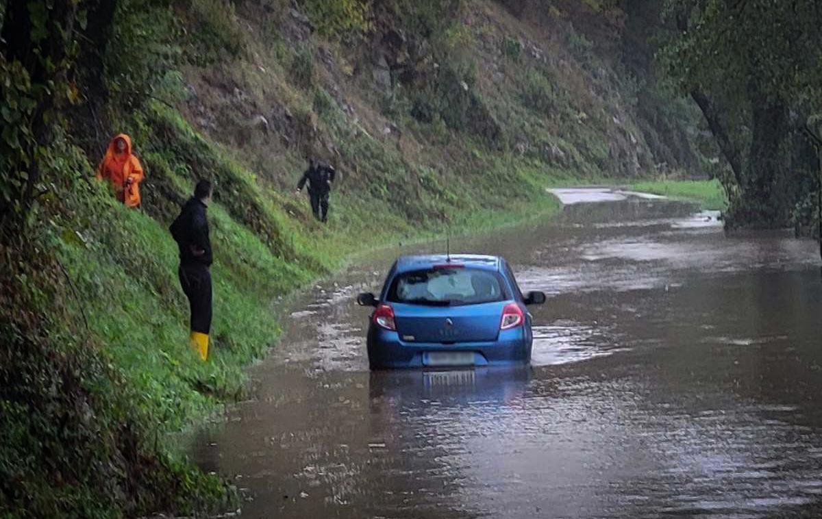 Reka Kolpa poplavlja. Poplave. | V nedeljo čez dan lahko na več mestih pride do zastajanja in poplavljanja padavinske vode. | Foto Bojan Puhek