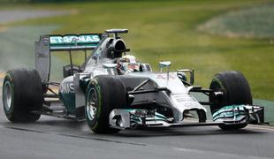 Ricciardo v deževnem sendviču mercedesov