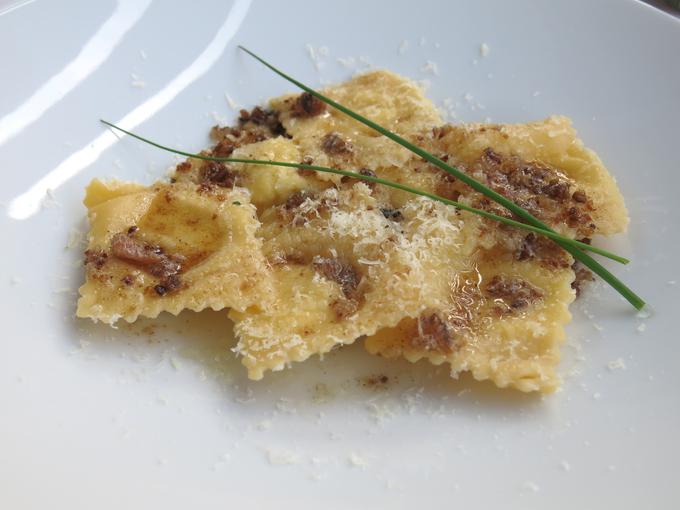 Ravioli s skuto, ocvirki in ovčjim parmezanom | Foto: Miha First