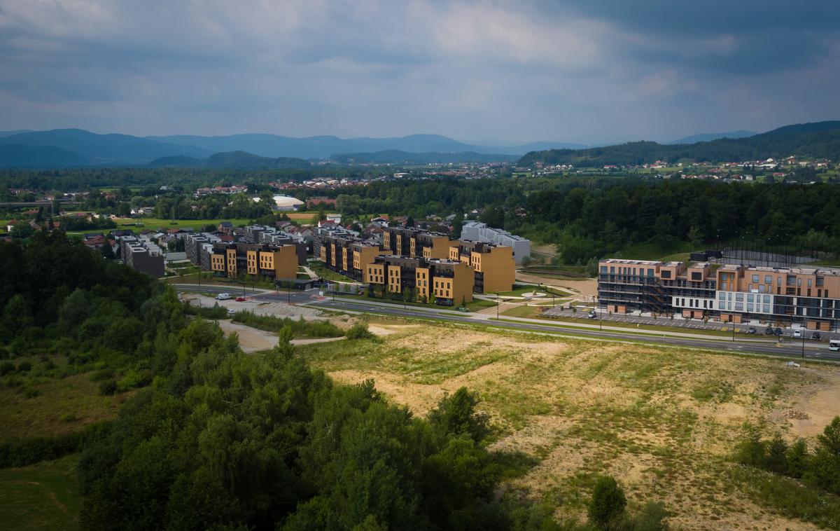 Zemljišče za novo sosesko Novo Brdo v Ljubljani | Člani odbora DZ za infrastrukturo, okolje in prostor so predlog državnega sveta zavrnili. Miroslav Gregorič (Svoboda) je v obrazložitvi glasu sicer podprl stališče vlade, je pa ocenil, da se bo morala vlada "lotiti resne novele gradbene zakonodaje". | Foto STA