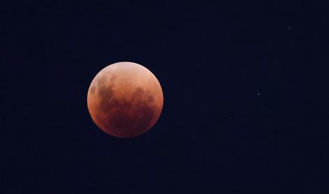 Kitajska sonda z vzorci oddaljene strani Lune nazaj na Zemlji