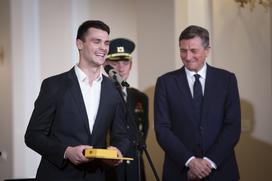 Predsednik Republike Slovenije Borut Pahor je na posebni slovesnosti v predsedniški palači vročil državna odlikovanja, ki so jih prejeli vrhunski športniki Alenka Artnik, Tim Gajser, Tadej Pogačar in Urška Žolnir Jugovar.