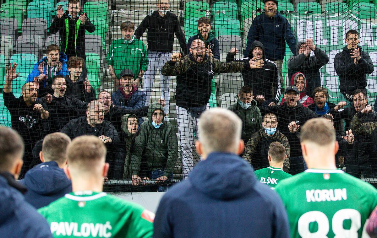 Olimpija Tabor | Navijači Olimpije so po bolečem porazu Ljubljančanov proti Taboru (1:2) podprli nogometaše in jim dali vedeti, kako od njih pričakujejo zmago v torkovem finalu pokala proti Celju. | Foto Vid Ponikvar