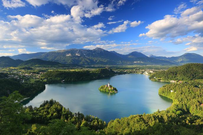 Bled, Slovenija | Čeprav je zdaj pot za pešce znova prehodna, pa dela na cesti na Mlinem še niso povsem zaključena. | Foto Shutterstock