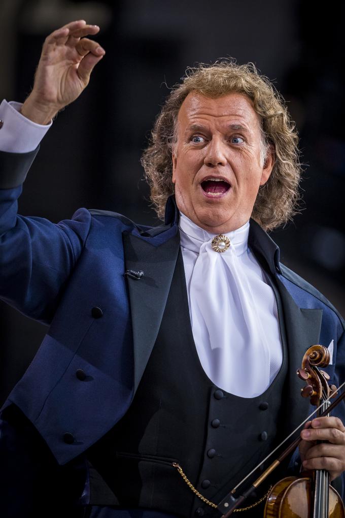 "Želim osrečevati ljudi po vsem svetu, le kaj je boljše od tega? To me ohranja mladega in prav tako člane mojega orkestra." | Foto: Andre Rieu Productions BV