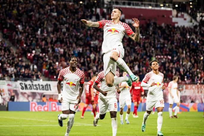 Benjamin Šeško Köln | Benjamin Šeško je proslavil tretji zadetek v tej sezoni v bundesligi z zdaj že znamenitim visokim skokom. | Foto Guliverimage