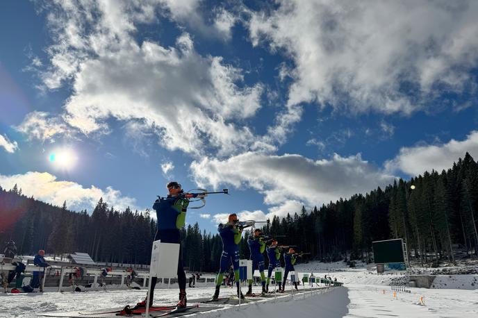 Slovenska biatlonska reprezentanca, Pokljuka | Slovenski biatlonke in biatlonci so pred nadaljevanjem svetovnega pokala na Pokljuki opravili še z državnim prvenstvom v spuper sprintu. | Foto SloSki biatlon