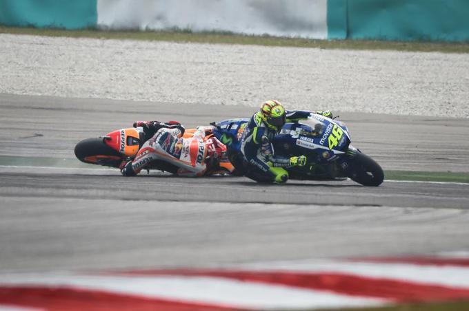 Valentino Rossi in Marc Marquez sta nekaj krogov vozila na meji regularnega. | Foto: YouTube