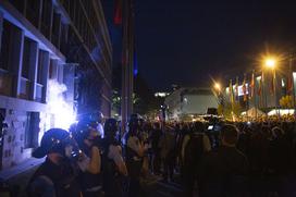 Nasilni protesti proti ukrepom vlade.