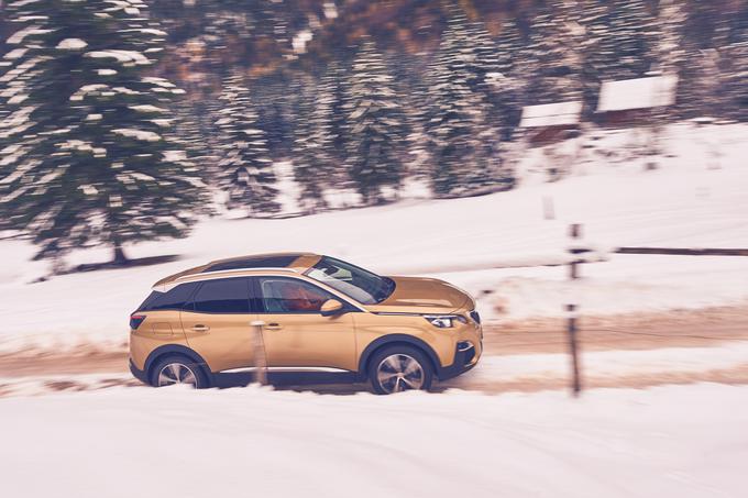 Klasičnega štirikolesnega pogona pri peugeotu 3008 ni mogoče dobiti. V zahtevnejših razmerah vozniku pomaga doplačljivi sistem grip control, ki pa ga s pravim pogonom na vsa štiri kolesa ne moremo enačiti. Mnogi tekmeci iz vidika štirikolesnega pogona ponujajo precej bolj resne rešitve. | Foto: Klemen Korenjak