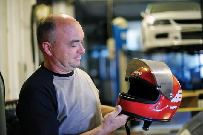 Peljhan še danes hrani svojo prvo “dirkaško” čelado, ki je bila dejansko motoristična in je pripadala njegovemu pokojnemu bratu. | Foto: Gregor Pavšič