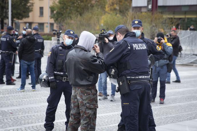 Nasilni protesti v Ljubljani, 5. november 2020. Ivan Gale vodni top | Poleg glavnega pobudnika, Ljubljančana Anisa Ličine, je bil med nasilnimi protestniki tudi Mariborčan Gregor Mitev. | Foto Bojan Puhek