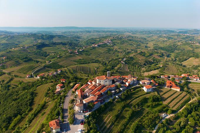 Arhitekturni biser v Šmartnem v Brdih se ponaša s petimi ohranjenimi stolpi, ki obkrožajo vasico na nekdanji benečansko-avstrijski meji. Fotografija je iz arhiva ZTKMŠ Brda, vir: www.slovenia.info. | Foto: 