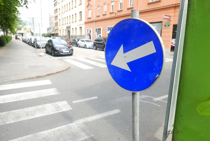 Polovica križišča, ki je vsak dan prometno zelo natrpano, je zaradi križišča zaprta. | Foto: 