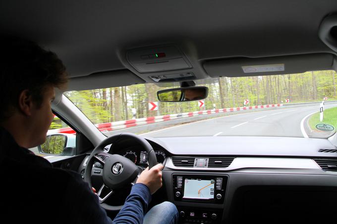 Nekdanji košarkar Aljaž, novinarski kolega z Dela, z višino prek dveh metrov, je z glavo blizu stropa, vendar pričeska ni trpela. | Foto: Aleš Črnivec