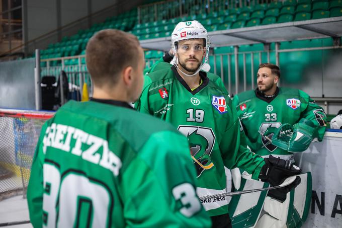 "V ekipi je super kemija. Borimo se, dobro treniramo. Zasluženo smo končali na prvem mestu, na podlagi tega lahko teh deset tekem čakamo mirni." | Foto: Anže Malovrh/STA