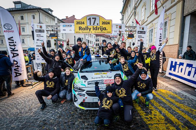 Veselje Jana Medveda in Izidorja Šavlja s svojo ekipo Servis Podlesnik Rally Sport. | Foto: Uroš Modlic