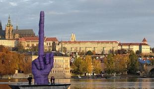 David Černy predsedniku kaže sredinec