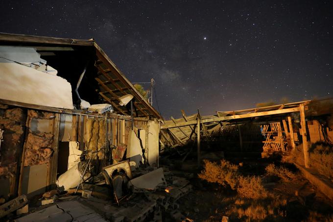 Četrtkov potres je v Ridgecrestu poškodoval nekaj hiš in povzročil požare, petkov potres bližje Tronu pa je v mestecu poškodoval 50 objektov. | Foto: Reuters