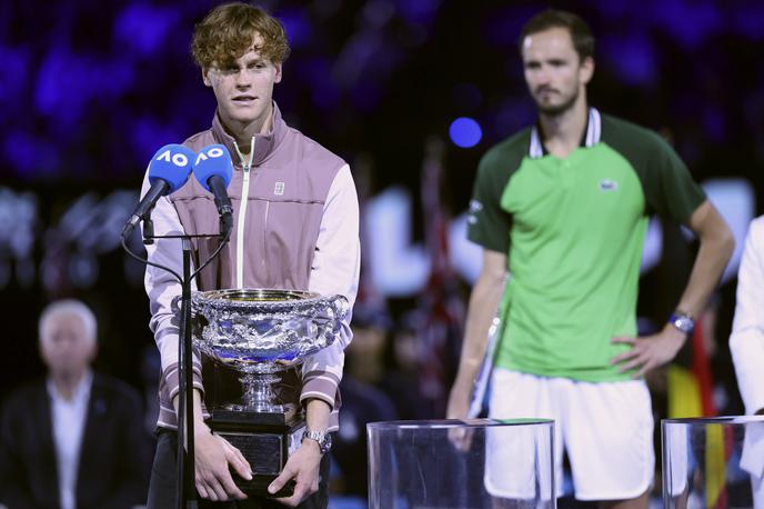 Jannik Sinner | Sinner je s to zmago postal prvi Italijan, ki je zmagal na OP Avstralije, sicer pa se je s prvim naslovom v karieri pridružil rojakoma Nicoli Pietrangeliju (Roland Garros, 1959, 1960) in Adrianu Panatti (Roland Garros, 1976). | Foto Reuters