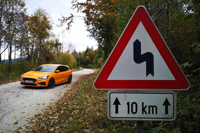 Ford focus ST | Ford focus ST in cesta na Krim. Ena izmed lokacij prvega relija Saturnus, ki je potekal v noči s 14. na 15. oktober leta 1978. | Foto Gregor Pavšič