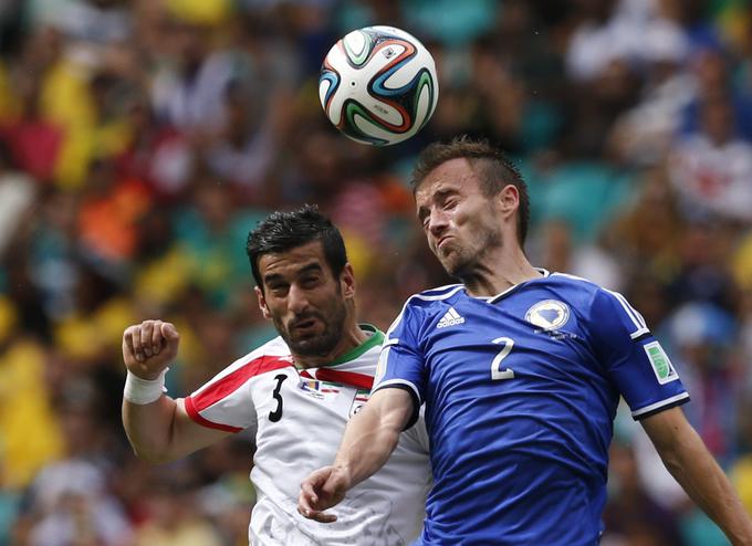 Ehsan Hajsafi (levo) med nastopom na SP 2014, ko se je Iran pomeril tudi z Bosno in Hercegovino. | Foto: Reuters