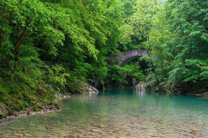 Reka Nadiža ponuja številne tolmune, kjer se voda segreje tudi do 20 stopinj Celzija. Foto: Getty Images | Foto: 