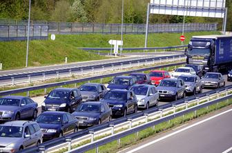 Gneča na mejnih prehodih s Hrvaško: na izstop čakajo 30 minut #video