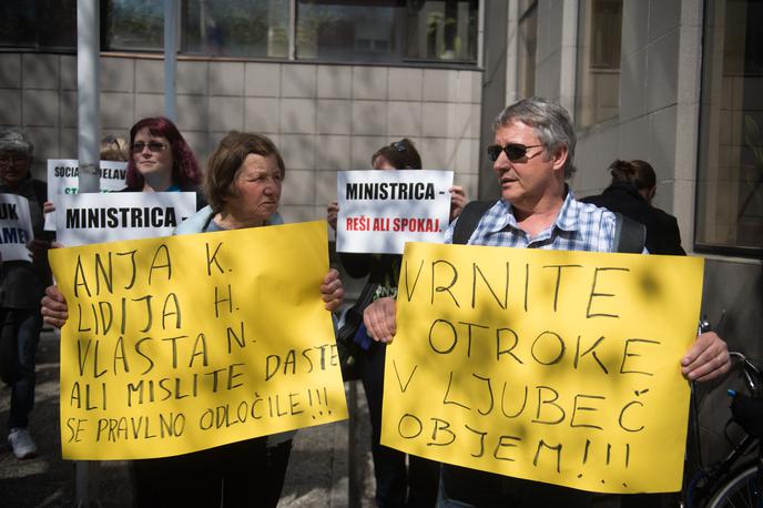 Protest proti odvzemu otrok starima staršema | Foto Bor Slana