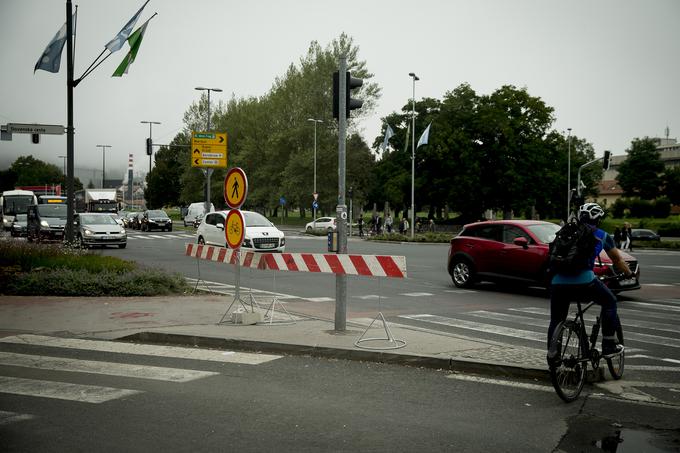 Kolesarji se morajo zato znajti drugače, pa čeprav je lahko nevarno. | Foto: Ana Kovač