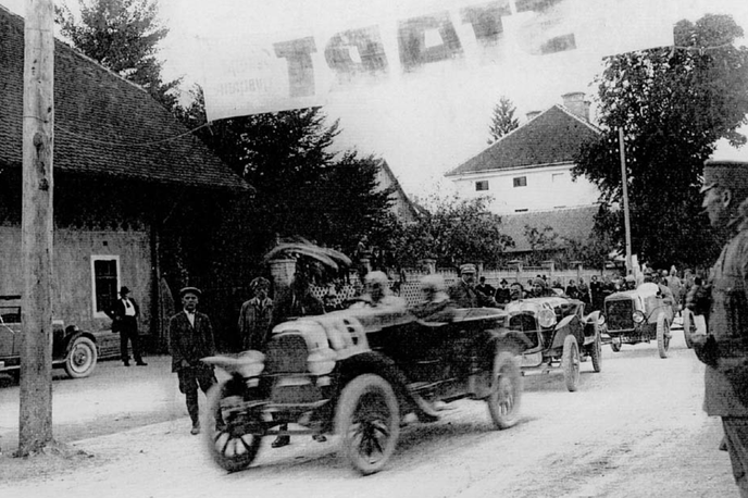 Vrhnika dirka 1924 | Prizorišče gorske dirke po vrhniškem klancu, ki je potekala 24. avgusta leta 1924. | Foto Muzejsko društvo Vrhnika