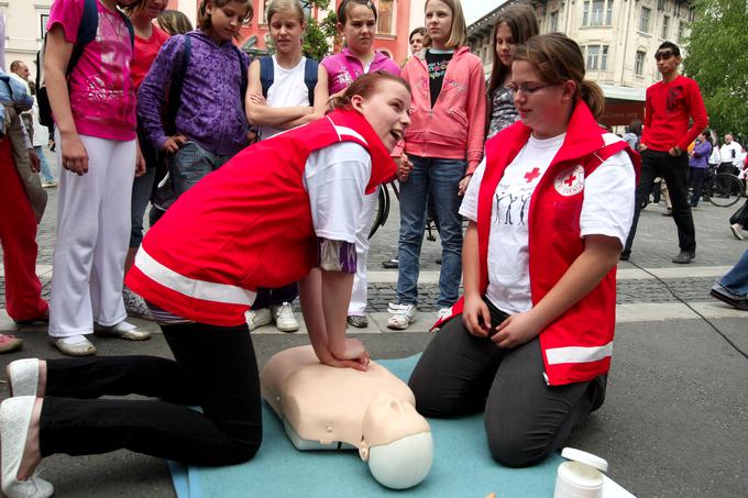 Takojšnje oživljanje po srčnem zastoju do štirikrat poveča možnost preživetja. | Foto: Tina Deu