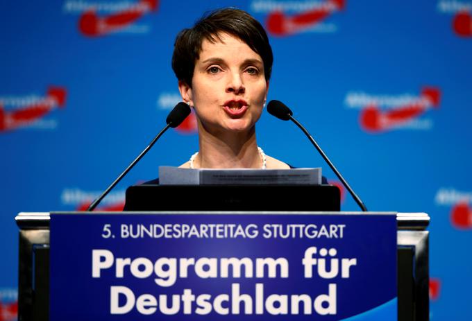 AfD obstaja manj kot deset let, a je v tem obdobju doživela že precej sprememb na vrhu. Na začetku je bil glavni v stranki Bernd Lucke. Z vrha ga je izpodrinila Frauke Petry (na fotografiji), zaradi česar je užaljeni Lucke izstopil iz stranke in ustanovil novo stranko. A tudi Petryjeva je na koncu v znotrajstrankinem merjenju moči še pred zveznimi volitvami leta 2017 potegnila krajši konec. Tudi ona je na koncu izstopila iz AfD in ustanovila lastno stranko. | Foto: Reuters