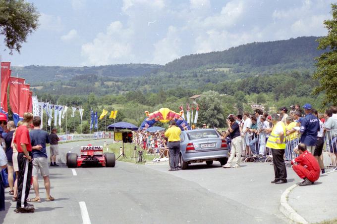 Pred dobrimi dvajsetimi leti povsem drugačen pogled na štart - ura še analogna, brez prostora za vodstvo dirke, Ferdo Poberžnik stoji ob svoji opel astri - ta je bila takrat uradno vozilo direktorja dirke. | Foto: Gregor Pavšič