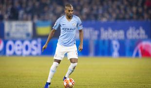 Fernandinho podaljšal s Cityjem za leto dni