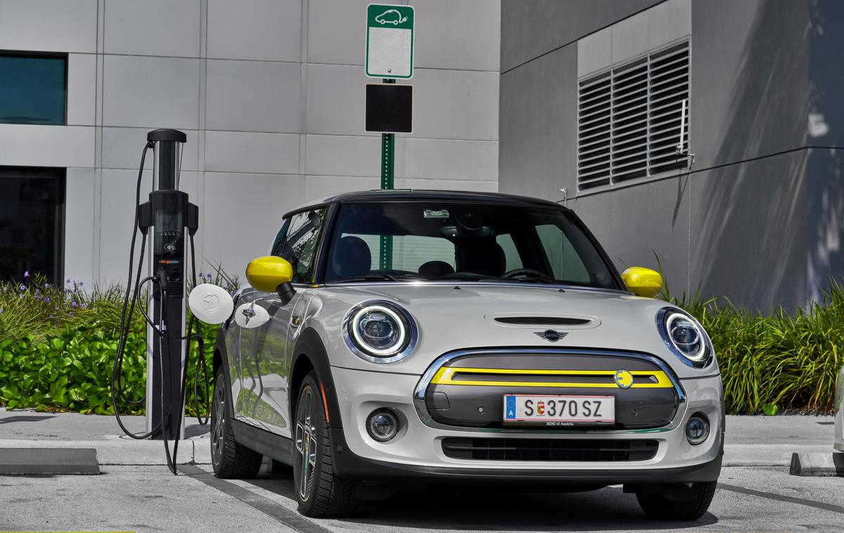 Mini cooper SE | Mini je postal tudi električen - pogonsko tehniko mu je posodil BMW i3S, baterijo z 32,6 kilovatne ure pa so izdelali sami. | Foto Mini