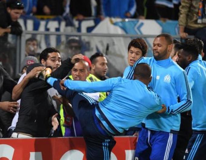 Patrice Evra se spravil na navijača in si prislužil sedemmesečni suspenz. | Foto: 