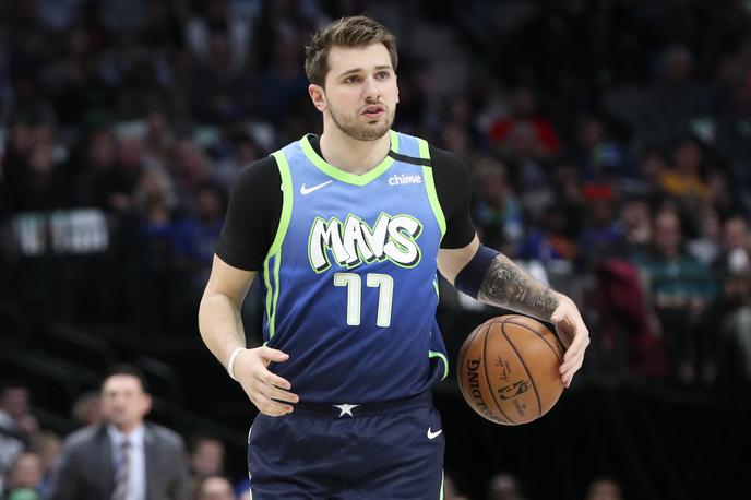 Luka Dončić | Luka Dončić je na zadnji tekmi proti Portlandu dosegel osem trojk, tokrat ni bil razpoložen izza črte 7,25. Kljub temu je dosegel 27 točk in bil prvi strelec Dallasa. Pri Portlandu je s 47 točkami blestel Damian Lillard. | Foto Reuters