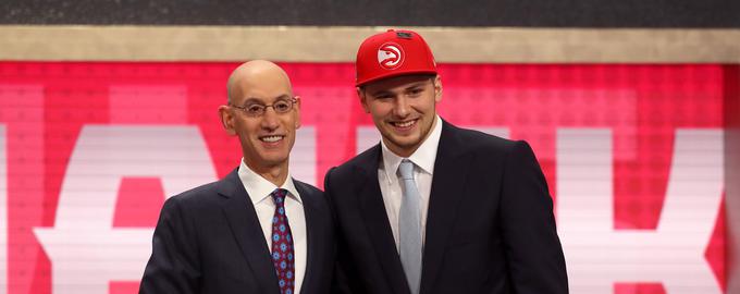 Luka Dončić s čepico Atlante, ki pa jo je kmalu snel in potrdil: "Odhajam v Dallas." | Foto: Getty Images