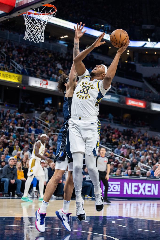 Myles Turner je zagospodaril pod košema, a tudi zadeval za tri točke. | Foto: Reuters