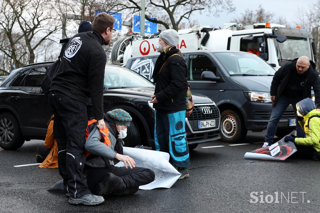 Berlin  aktivisti so se prilepili na asfalt 07022022