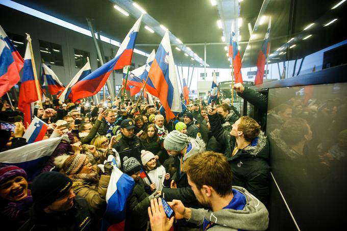 Množica navijačev je dan po veliki zmagi Slovenije v Parizu Vujovićeve junake, ki so v nedeljo pristali na zagrebškem letališču, presenetila s sprejemom na mejnem prehodu Obrežje. | Foto: Grega Valančič/Sportida