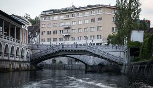 Skočil v Ljubljanico, nato pa ugotovil, da ne more nazaj na Tromostovje