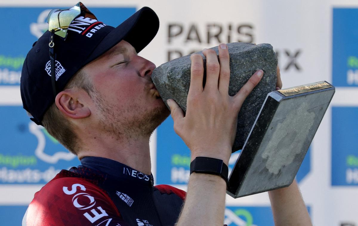 Dylan Van Baarle Pariz Roubaix 2022 | Nizozemec Dylan van Baarle (Ineos Grenadiers) je veliki zmagovalec prestižne kolesarske klasike Pariz - Roubaix. Matej Mohorič (Bahrain-Victorious) je bil po pogumni predstavi peti. | Foto Reuters