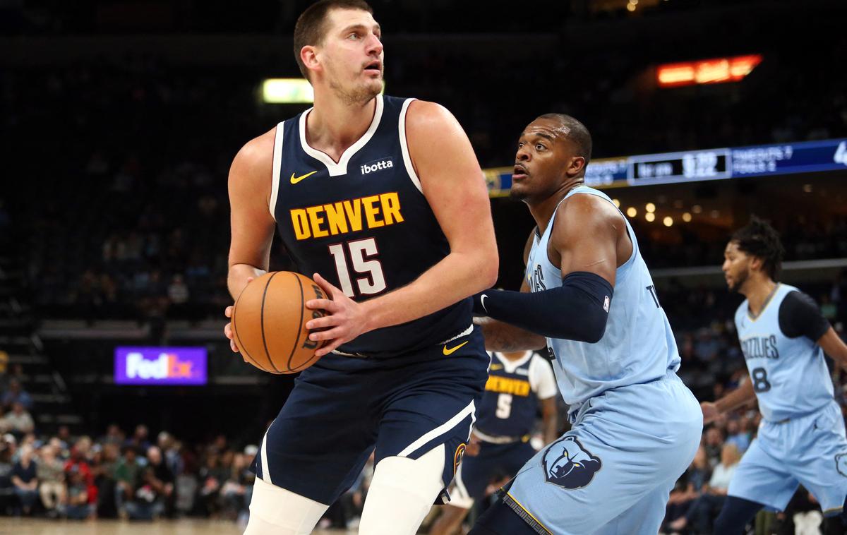 Nikola Jokić Denver Nuggets | Denver Nuggets so v Kaliforniji gostovali brez dveh najboljših igralcev. Nikola Jokić zaradi bolečin v hrbtu ni mogel pomagati soigralcem, že dalj časa je odsoten tudi Jamal Murray. | Foto Reuters