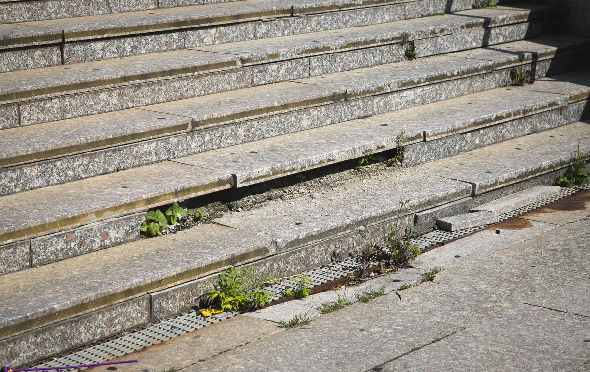 Propadajoče stopnice na železniški postaji | Foto Bojan Puhek