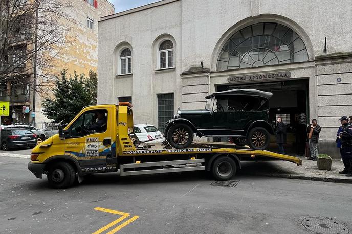 Muzej avtomobilov Beograd | Odvoz dragocenih starodobnikov iz dozdajšnjega muzeja. | Foto Muzej avtomobilov Beograd